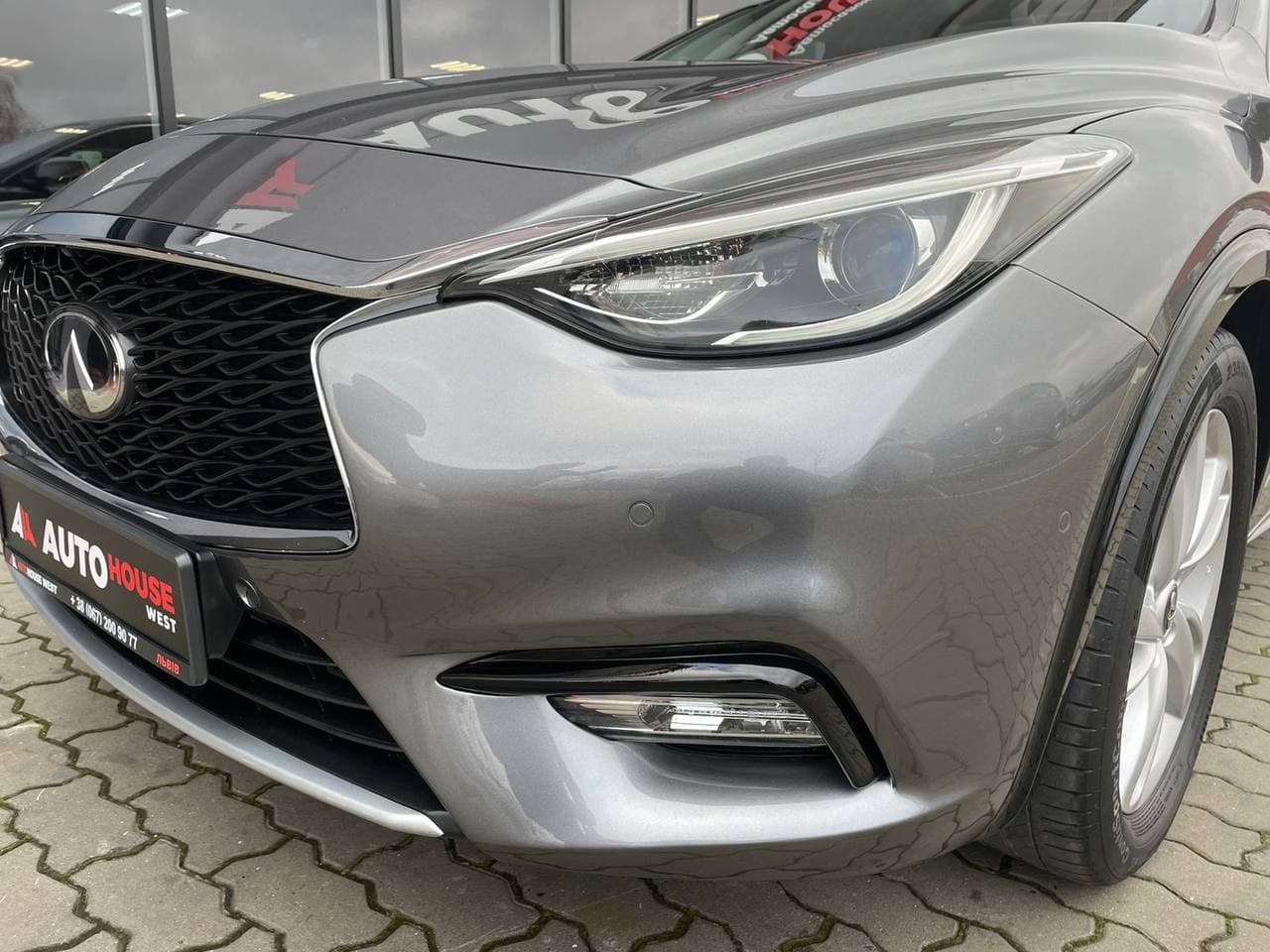 Infiniti Q30