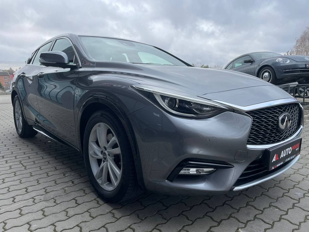 Infiniti Q30