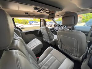 chrysler-town-and-country-autohouse-17